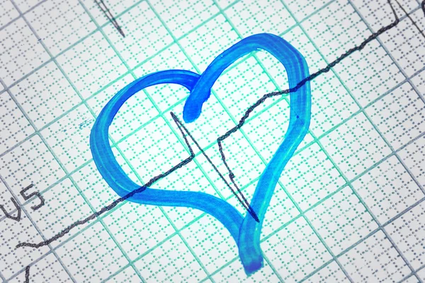 Heart drawn on electrocardiogram. Symbol of healthcare — Stock Photo, Image