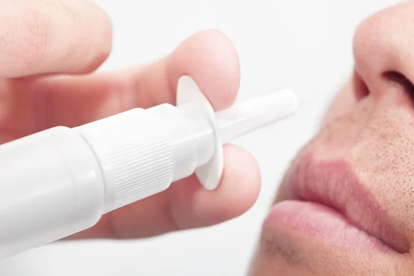 आदमी नाक में एलर्जी के लिए दवा स्प्रे करता है — स्टॉक फ़ोटो, इमेज