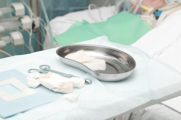 Αντικείμενα για ιατρικούς χειρισμούς δίπλα στο κρεβάτι του ασθενούς — Φωτογραφία Αρχείου