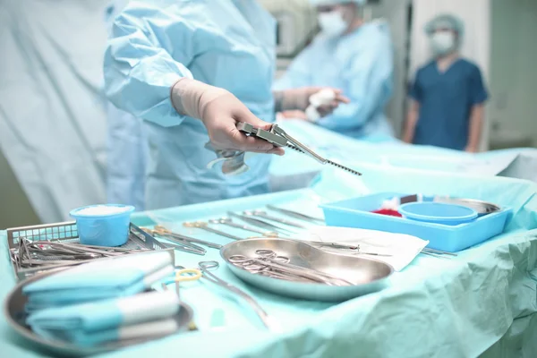 Chirurgische Operation im Einsatz. Blick vom Seitenassistenten — Stockfoto