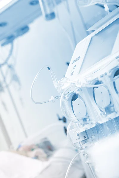 Equipamento para tratamento de pacientes perto da cama no hospital — Fotografia de Stock