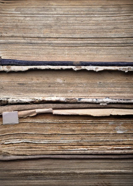 Bunt med gamla smutsiga trasiga böcker — Stockfoto