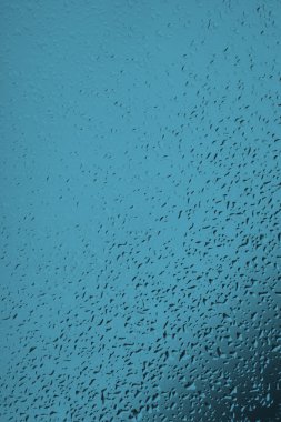 Yağmur damlaları bir pencere bölmesinde, melankolik ruh kavramı