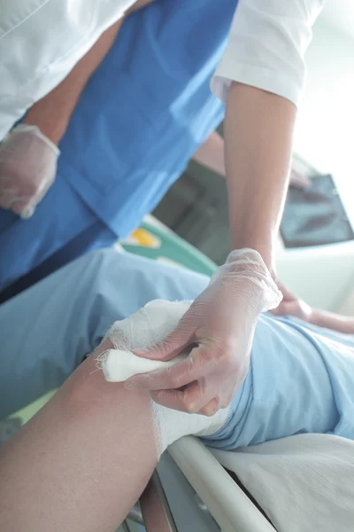 First aid to the injured in hospital — Stock Photo, Image