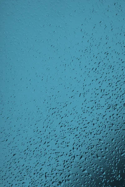 Regendruppels op een vensterruit, concept van melancholische stemming — Stockfoto
