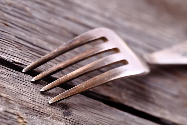 Metallgabel auf einem einfachen Holztisch als Konzept des ländlichen Lebensstils — Stockfoto