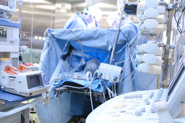 Trabalho em equipe na sala de cirurgia durante a cirurgia — Fotografia de Stock