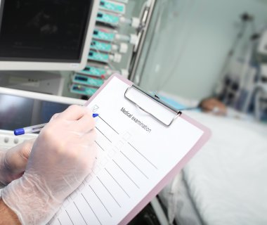 Doktor tıbbi rapor doldurur