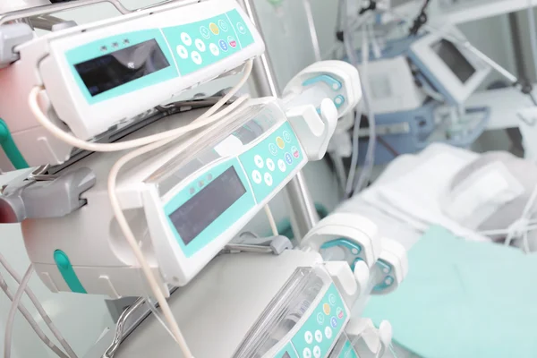 Equipos médicos en la sala de UCI — Foto de Stock