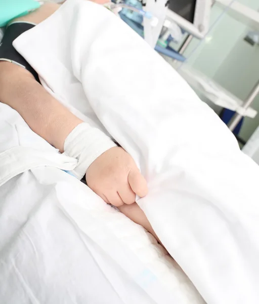 De ernstig zieke patiënten hand in de Icu ward — Stockfoto