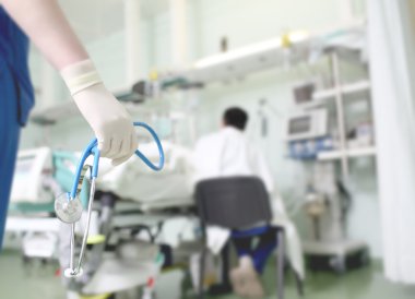 Ziyaretçi ve hasta hastane koğuşunda