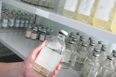 Hastanede ilaç şişe depolama