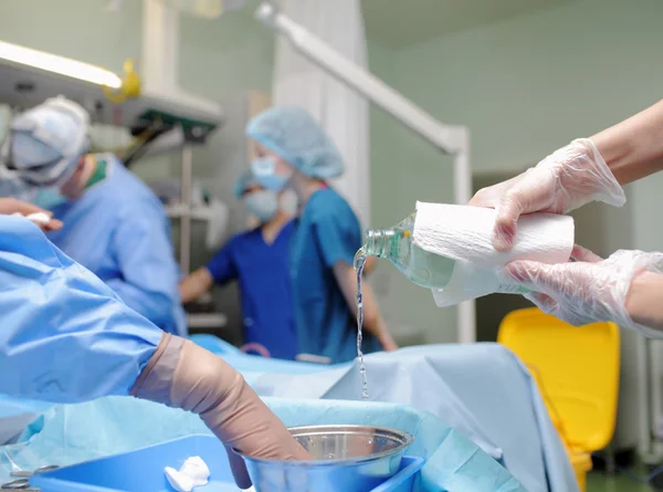 Medici del lavoro di squadra durante l'intervento — Foto Stock