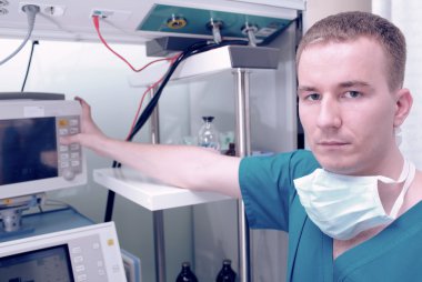 Doktor modern ekipman hastanede ayarlar.