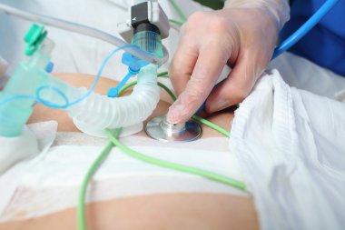 Doktor kalbi steteskop ile dinler.