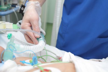 Doktor ile hasta yoğun bakım ünitesinde çalışıyor