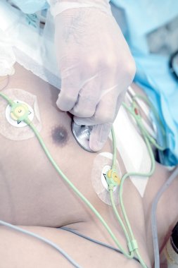 Doktor hastanın sinyali için dinler