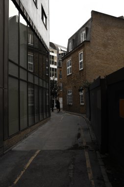 Bina Londra arasındaki dar sokak