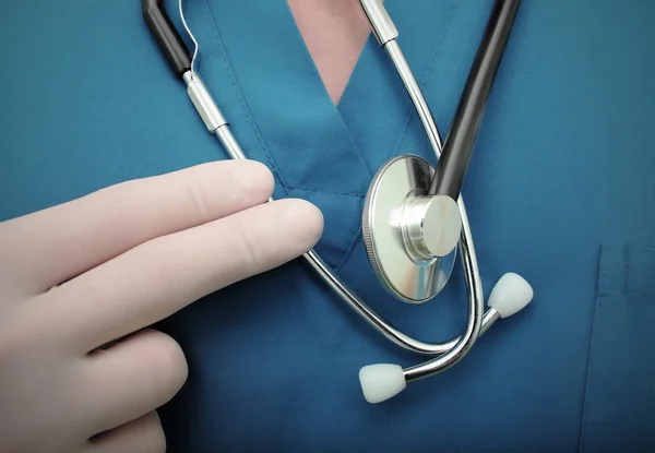 Stetoskop på läkare arbetskläder makro — Stockfoto