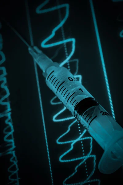 Monitor de ECG y jeringa el concepto médico — Foto de Stock
