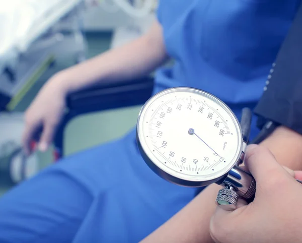 Blood pressure gauge in the hospital — Stock Photo, Image