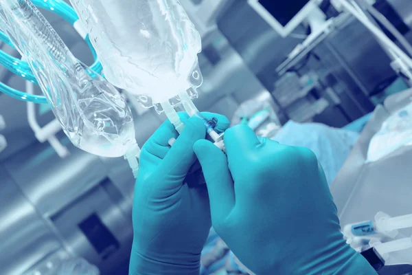 Arts bereidt operatiekamer naar het begin van de operatie — Stockfoto
