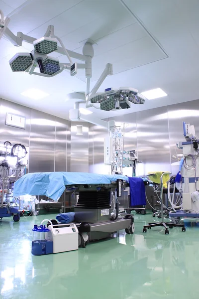 Сучасна операційна кімната з сучасним обладнанням — стокове фото