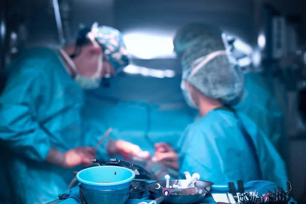 Týmová práce lékařů v operačním sále v nemocnici — Stock fotografie
