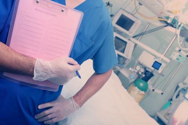 Médecin en salle prêt à l'examen — Photo