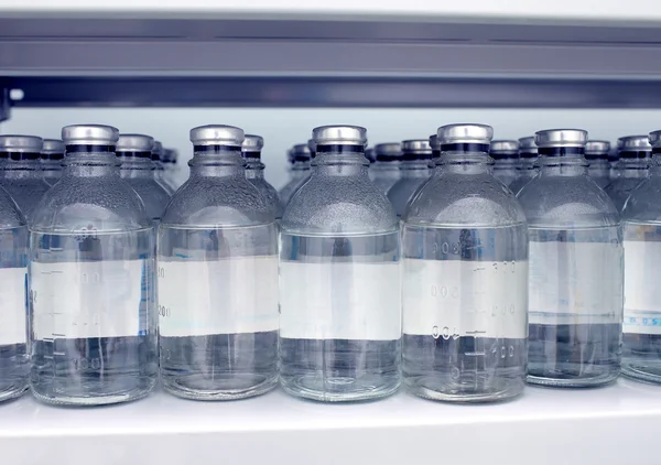 Бутылки физраствора на складе в больнице — стоковое фото