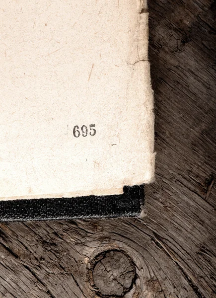 古い木材の背景に古いぼろぼろの本 apened — ストック写真