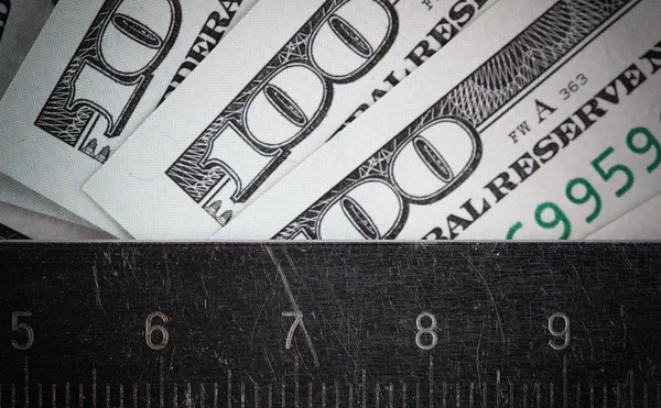 Dolarów pieniądze licząc centymetr linijki pojęcia — Zdjęcie stockowe