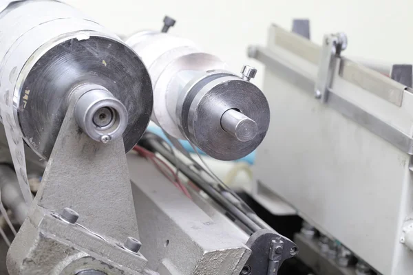 Роликовая машина с бумагой в типографии — стоковое фото
