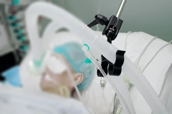 Breathing circuit of patient on the ventilator in ICU — Stock Photo, Image