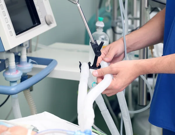 Cuidado de accesorios de pacientes en UCI — Foto de Stock