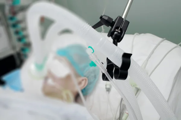 Circuito respiratório do paciente no ventilador em UTI — Fotografia de Stock