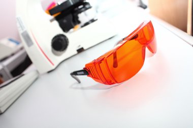 Koruyucu gözlük bir bilimsel laboratuarı kavram