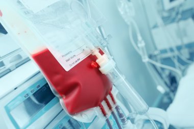 Intensi donanımın bir arka plan üzerinde kan nakli için kan