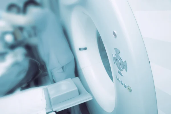 Медицинское обследование с использованием современного компьютерного томографа — стоковое фото