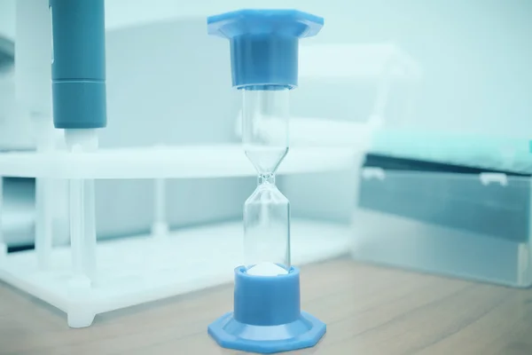 एक प्रयोगशाला में डेस्कटॉप पर Hourglass मैक्रो — स्टॉक फ़ोटो, इमेज