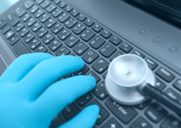 As mãos do médico no teclado enquanto trabalhava no hospital — Fotografia de Stock