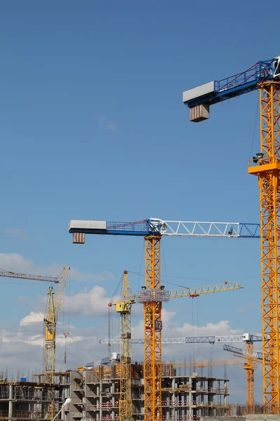 Guindastes no canteiro de obras do edifício residencial — Fotografia de Stock