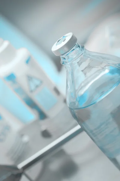 Botella con la solución en la mesa de procedimiento — Foto de Stock