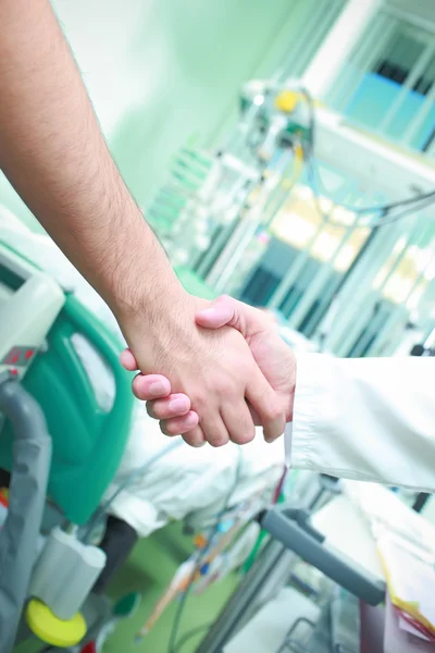 Shaking hands in hospital — Stockfoto