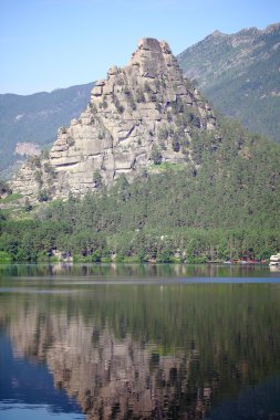 Dağ manzarası göl