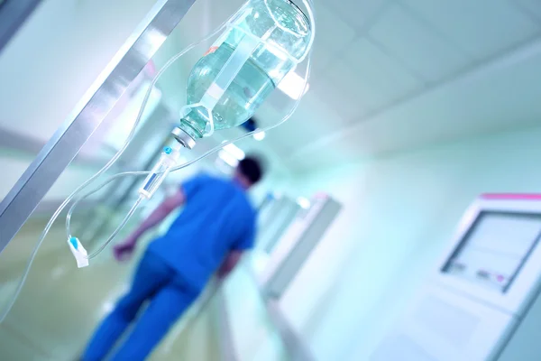 Bulanık hastane koridorunda karşı damla