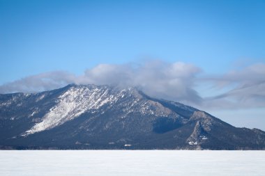 Sis ile dağlarda manzara
