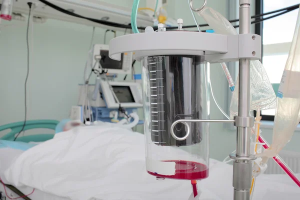 Equipo en la cama enferma en el hospital — Foto de Stock