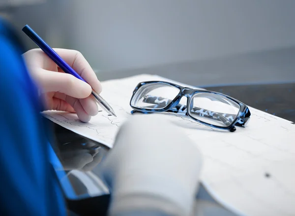 Arzt arbeitet mit Patientendaten — Stockfoto