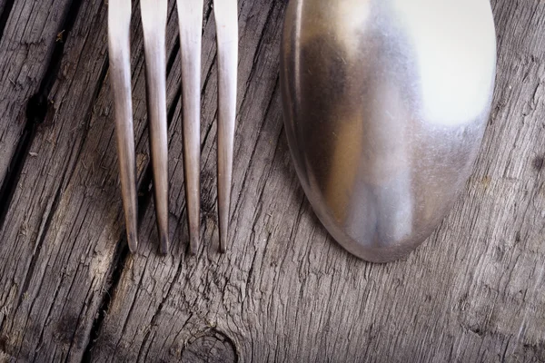 Lingură și furculiță pe lemnul crăpat — Fotografie, imagine de stoc
